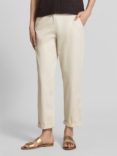 Frauenmodel trägt Regular Fit Chino aus Baumwoll-Mix Modell 'CARRIE' von Raphaela By Brax, Optik: Unifarben, Eingrifftaschen, Bindegürtel, Knopf und verdeckter Reißverschluss, cremefarbene glatte Oberfläche, Ganzkörperansicht von vorne.