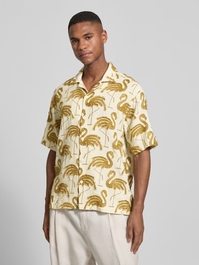 Männermodel trägt Regular Fit Freizeithemd mit Reverskragen von JAKE*S STUDIO MEN, gelb-beiges Muster, Kurzärmelig, Nahaufnahme Oberkörper.
