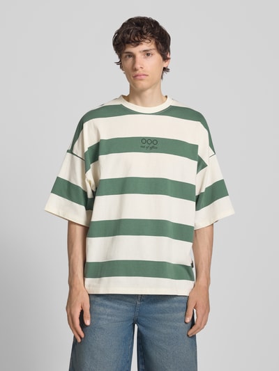 Männermodel trägt T-Shirt mit Streifenmuster Modell 'KAVEH' von Blend, grün-weiß, Relaxed Fit, reine Baumwolle, Rundhalsausschnitt, Ganzkörperansicht von vorne.