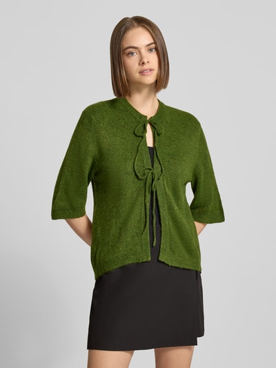 Vrouwenmodel draagt groene Regular Fit gebreid jack met vetersluiting model 'SIMONI' van ONLY, Dames, Nahaufnahme bovenlichaam.