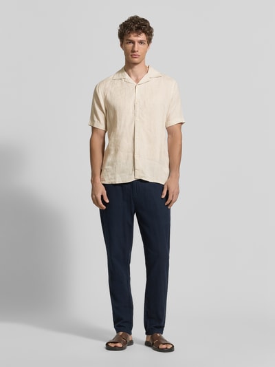 Männermodel trägt Modern Fit Freizeithemd aus Leinen Modell 'CAMICIA' von MARKUP in Beige mit Kentkragen, Knopfleiste, Ganzkörperansicht von vorne, Rückenlänge bei Größe M 74 cm, Schulterbreite 43 cm, Ärmellänge 26 cm.
