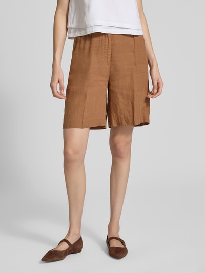 Frauenmodel trägt Wide Fit Shorts aus reinem Leinen mit Tunnelzug von Marc O'Polo in Braun, unifarben, Mid Waist, Ganzkörperansicht von vorne.