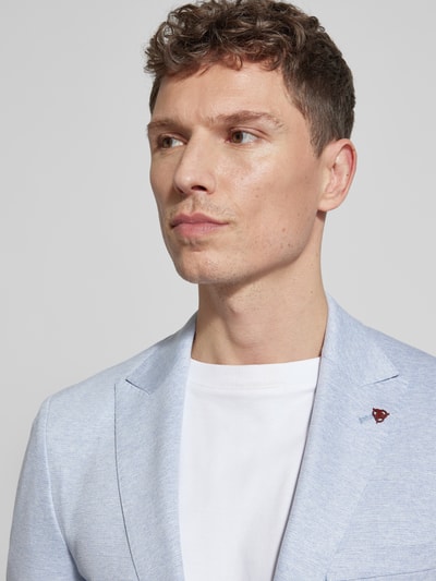 Männermodel trägt Regular Fit Blazer aus Viskose-Mix mit Zierbesatz von Roy Robson in Hellblau, Nahaufnahme Oberkörper, Reverskragen und Brusttasche sichtbar