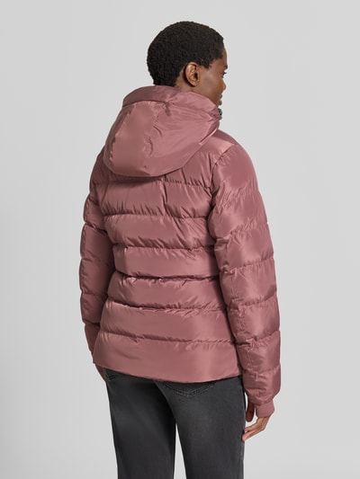 Männermodel trägt Regular Fit Jacke in Stepp-Optik Modell 'Synria' von Cars Jeans, z efektem pikowania, krój regular fit, kaptur ze stójką, wpuszczane kieszenie, zamek błyskawiczny, długość tyłu w rozmiarze S: 65 cm, szerokość ramion w rozmiarze S: 42 cm, szerokość klatki piersiowej w rozmiarze S: 50 cm, długość rękawów w rozmiarze S: 70 cm, widok całej sylwetki od tyłu