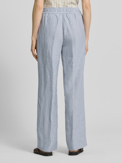 Frauenmodel trägt Regular Fit Weite Hose aus reinem Leinen Modell 'FARINA' von Brax, Optik: Unifarben, Passform: Regular-Fit, Label-Applikation, Bundabschluss: elastisch mit Tunnelzug, Eingrifftasche, Material: reines Leinen, Ganzkörperansicht Rückansicht.