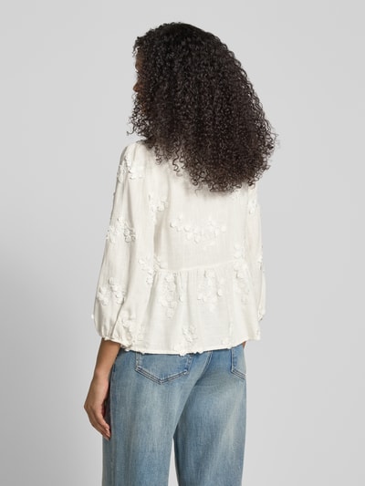 Vrouwenmodel draagt Regular Fit Blouse uit mix van viscose en linnen met stitchings, V-hals, vetersluiting, ruglengte 56 cm, merk Apricot. Ganzekijk op de rug.