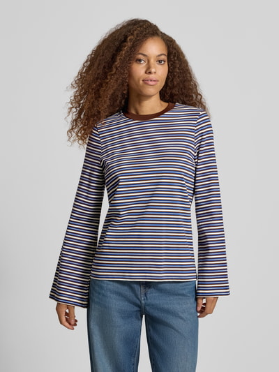 Frauenmodel trägt Oversized Shirt aus reiner Baumwolle Modell 'LISA' von ONLY, gestreift in Blau, Weiß und Rot, Ganzkörperansicht von vorne, Damen Oversized Shirt von ONLY.