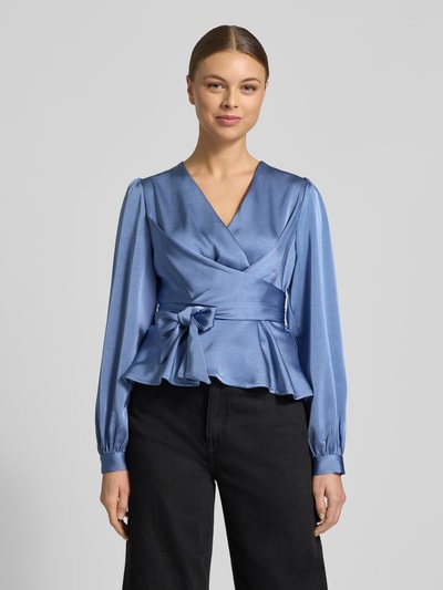 Frauenmodel trägt Regular Fit Bluse mit V-Ausschnitt Modell 'Rista' von Neo Noir, Wickel-Optik, Rüschenbesatz, Ganzkörperansicht von vorne