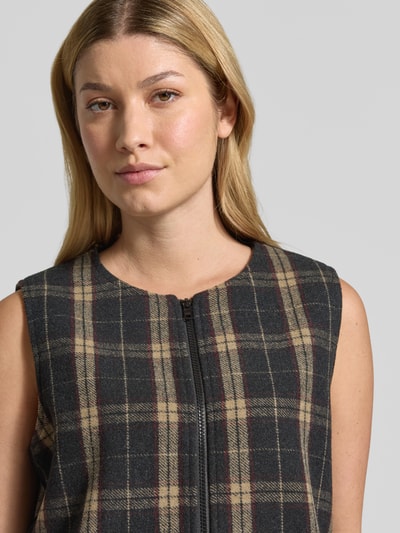 Frauenmodel trägt Weste mit Woll-Anteil und Rundhalsausschnitt von Christian Berg Woman, kariertes Muster in dunklen Tönen, Material-Mix, Regular Fit, Nahaufnahme Oberkörper.