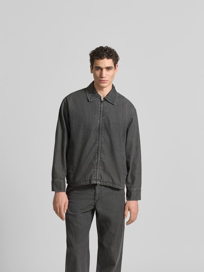 Männermodel trägt Regular Fit Jeansjacke aus Baumwoll-Mix von ANNARR in Grau mit Zweiwege-Reißverschluss und Umlegekragen, Ganzkörperansicht von vorne. Rückenlänge bei Größe M: 70 cm, Schulterbreite: 54 cm, Ärmellänge: 65 cm. Denim-Struktur.
