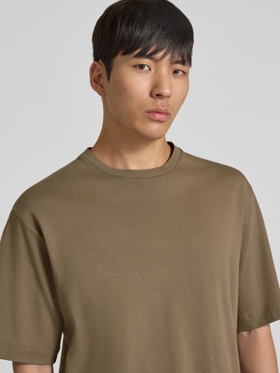 Männermodel trägt T-Shirt mit Logo-Print und Rundhalsausschnitt von Profuomo aus Reiner Bio-Baumwolle in Relaxed-Fit, Nahaufnahme Oberkörper.