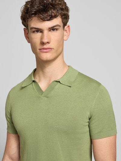 Męski model nosi Regular Fit Poloshirt in Strick-Optik Modell 'Bray' od Blend, bawełna, krój regular fit, krótki rękaw, zielony, zbliżenie na górną część ciała.