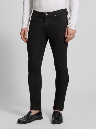 Männermodel draagt Slim Fit Jeans im 5-Pocket-Design Modell 'LUKE' van Lee in zwart katoenmix met stretch, nauwsluitend model, knoop- en ritssluiting, heren, bandwijdte maat 32/32: 43 cm, binnenbeenlengte: 78 cm, Ganzkörperansicht van voren.