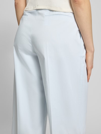 Frauenmodel trägt Regular Fit Chino aus Baumwoll-Mix Modell 'TULOTTA' von BOSS in Optik: Unifarben mit Label-Applikation, Detailaufnahme Rückansicht.