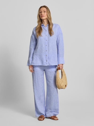 Vrouwenmodel draagt Regular Fit overhemdblouse uit zuiver linnen van Christian Berg Woman, lichtblauw, met overhemdkraag, knoopsluiting, met lange mouwen en met franjes, ruglengte bij maat 36: 72 cm, mouwlengte bij maat 36: 55 cm, fullbodyvooraanzicht.