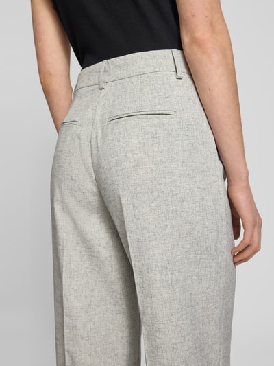 Vrouwenmodel draagt Hose mit Leinen-Anteil und Längsnähten Modell 'RIU' van YAS, materiaalmix met linnen, wijd been, detailopname rugaanzicht