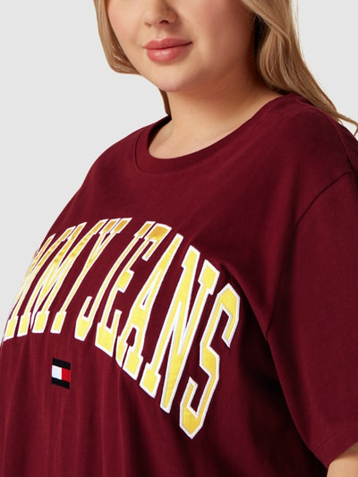 Tommy Jeans Curve PLUS SIZE T-Shirt mit Label-Stitching Bordeaux 3