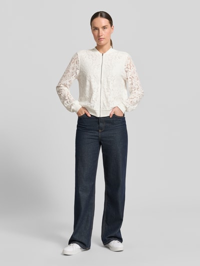 Kobieta modelka nosi Regular Fit Blouson aus Baumwoll-Mix Modell 'HONEY' od Vero Moda, wzór na całej powierzchni, długi rękaw, kwiatowe koronki, zamek błyskawiczny, mieszanka bawełny, efekt: imitacja wykonania na szydełku, zdjęcie: całe ciało z przodu.