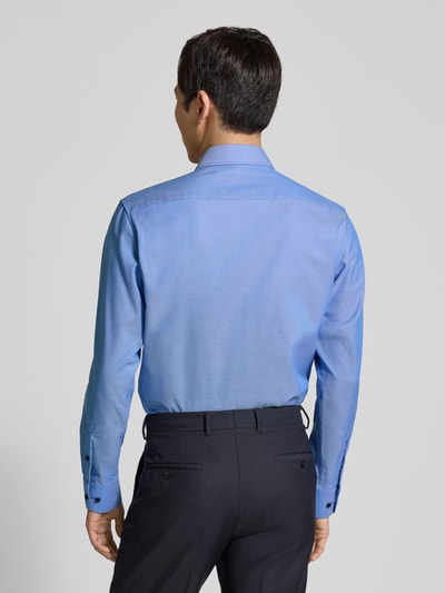 Männermodel trägt Regular Fit Business-Hemd mit Kentkragen von ETERNA in Blau, reine Baumwolle, Sportmanschetten, Ganzkörperansicht Rückansicht.