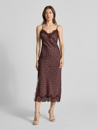 Frauenmodel trägt Cocktailkleid mit Spitzenbesatz Modell 'Jess' von Forever New, braun mit weißen Punkten, Material-Mix mit Viskose-Anteil, Gerader-Schnitt, Midikleid, V-Ausschnitt, Ganzkörperansicht von vorne. Rückenlänge bei Größe 36: 110 cm, Brustweite bei Größe 36: 34 cm.