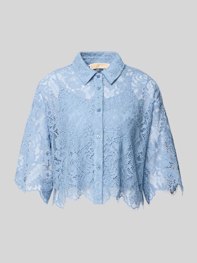 Produktfoto, Bluse mit Spitze und Hemdblusenkragen von MICHAEL Michael Kors, hellblau, semitransparent, Material-Mix mit Baumwoll-Anteil, verkürzte Passform, Knopfleiste, 3/4-Arm, Rückenlänge 49 cm, Ärmellänge 32 cm.