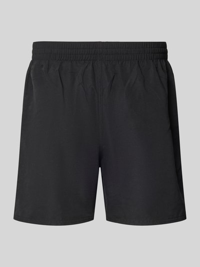 Produktfoto, czarne spodenki kąpielowe Badeshorts mit Logo-Stitching und Eingrifftaschen von Nike, krój relaxed fit, pas elastyczny, wyhaftowane logo, wpuszczane kieszenie