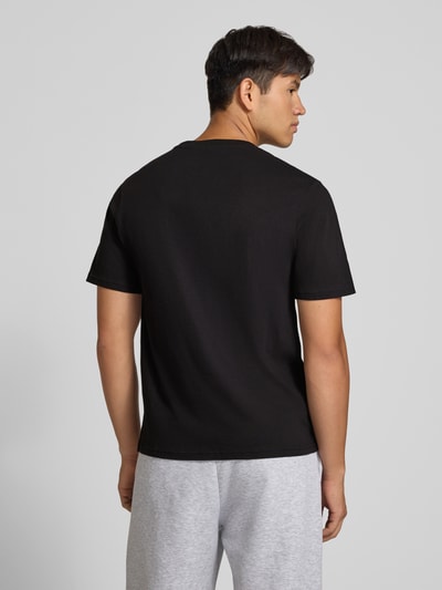 Männermodel trägt Regular Fit T-Shirt aus reiner Baumwolle mit Label-Detail von JACK & JONES, schwarze Farbe, Ganzkörperansicht Rückansicht. Herren T-Shirt aus reiner Baumwolle mit Rundhalsausschnitt, Rückenlänge bei Größe M 67 cm.
