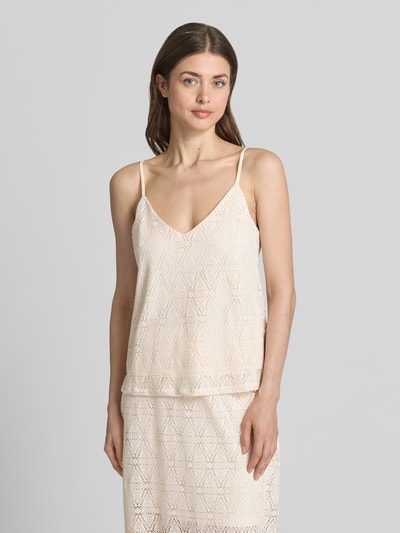 Frauenmodel trägt Regular Fit Top mit Spitze Modell 'MAYA' von Vero Moda, unifarben mit V-Ausschnitt und verstellbaren Spaghettiträgern, Nahaufnahme Oberkörper.