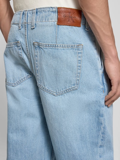 Männermodel trägt Barrel Fit Jeans mit Falten von Calvin Klein Jeans in hellblau, reine Baumwolle, Detailaufnahme Rückansicht