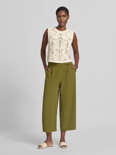 Vrouwenmodel draagt Wide Fit Culottes met structuurpatroon van zero in olijfgroen met bandplooien, verkorte pasvorm, frontaal totaalbeeld.