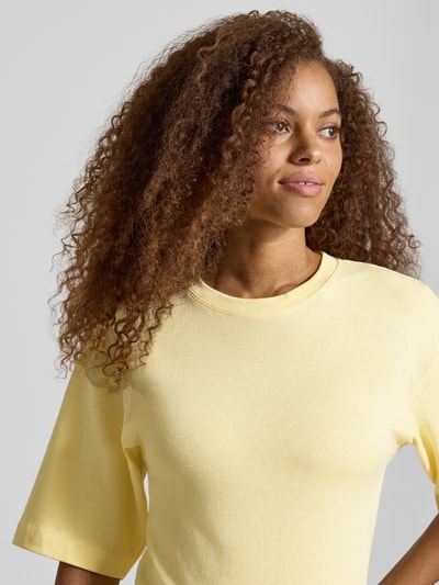 Kobiece model prezentuje damski t-shirt z czystej bawełny Topshop T-Shirt mit Raffungen Modell 'MALLE', prosty krój, okrągły dekolt, marszczenia ze sznurowaniem, obniżone ramiona, długość tyłu w rozmiarze S: 66 cm, zbliżenie górnej części ciała.