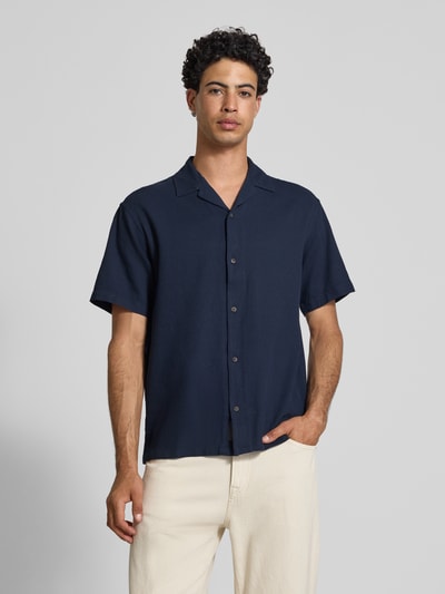 Männermodel trägt Regular Fit Freizeithemd mit Strukturmuster Modell 'Global' von Jack & Jones in Dunkelblau, Kurzarm, Nahaufnahme Oberkörper.