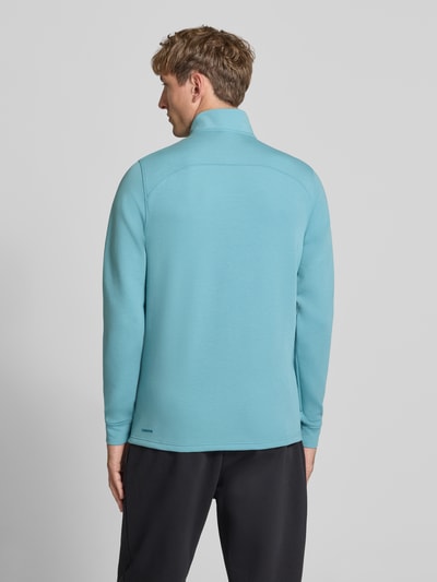 Männermodel trägt Sweatshirt mit Label-Detail Modell 'CLOUDSPUN' von PUMA PERFORMANCE in Hellblau, gerader Schnitt, Rückenansicht.