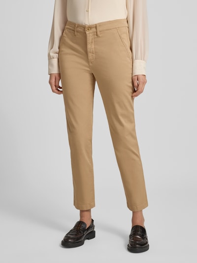 Frauenmodel trägt Slim Fit Hose in verkürzter Passform Modell 'GABBY' von Lauren Ralph Lauren aus Baumwoll-Elasthan-Mix in Beige, Eingrifftaschen und Gesäßtaschen, Bundweite 39 cm, Innenbeinlänge 74 cm, Ganzkörperansicht von vorne.