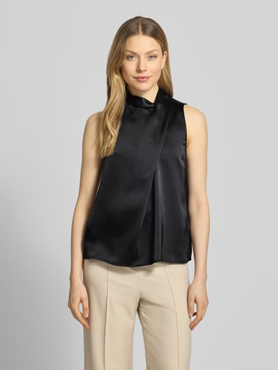 Frauenmodel trägt Regular Fit Blusentop in Wickel-Look Modell 'CHELINA-1' von HUGO, Optik: Unifarben, Materialverarbeitung: Satin, Ganzkörperansicht von vorne.