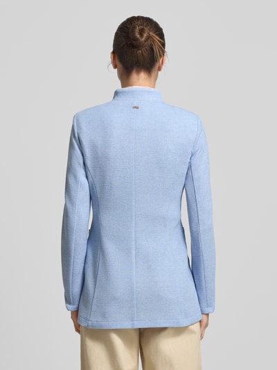 Modelka nosi Slim Fit Blazer mit Stehkragen und aufgesetzten Taschen von WHITE LABEL, jasnoniebieska mieszanka materiałów z dodatkiem wiskozy, krój slim fit, stójka, listwa guzikowa, nakładane kieszenie, długość tyłu w rozmiarze 36: 70 cm, szerokość w rozmiarze 36: 42 cm, długość rękawów w rozmiarze 36: 64 cm, gładka tekstura, widok całej sylwetki z tyłu