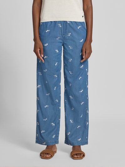 Vrouwenmodel draagt Hose aus Lyocell-Baumwoll-Mix mit Stitchings van Christian Berg Woman, denimlook, wide leg, Tunnelkoord, gebloemd, Ganzkörperaanzicht van voren.