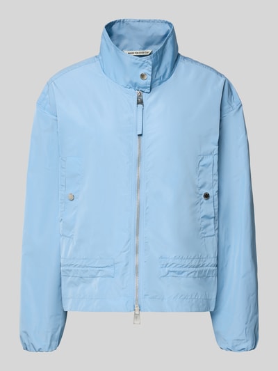 Produktfoto, Jacke mit Zweiwege-Reißverschluss und Stehkragen von Fuchs Schmitt, hellblau, glatte Textur, Gerader-Schnitt, Eingrifftaschen mit Druckknopfverschluss, elastische Ärmelabschlüsse, Rückenlänge 61 cm, Schulterbreite 49 cm, Brustweite 56 cm, Ärmellänge 56 cm, Größe 36
