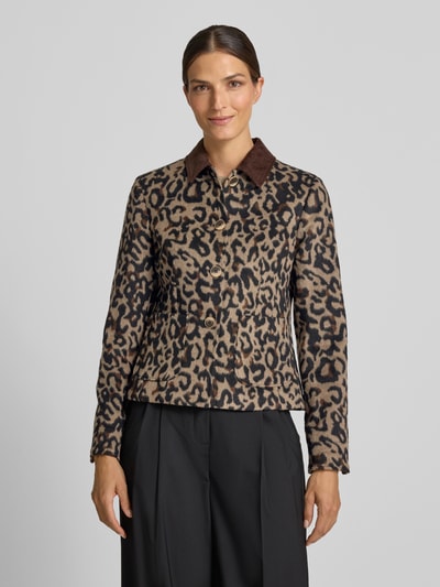 Frauenmodel trägt Regular Fit Jacke mit Umlegekragen von White Label, Allover-Animal-Print, Knopfleiste, aufgesetzte Taschen, Ganzkörperansicht von vorne.