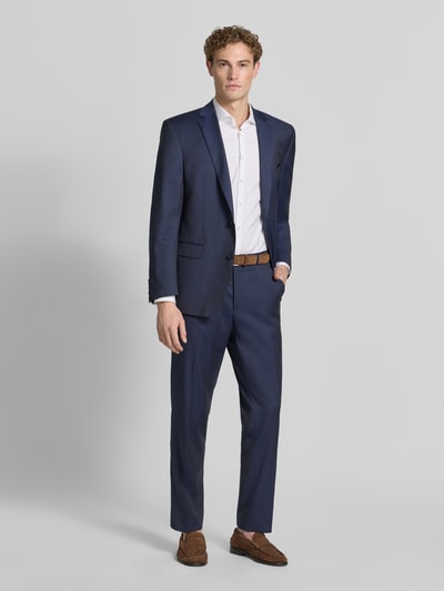 Männermodel trägt Anzughose aus Schurwolle mit Bügelfalten Modell 'Silvio' von Carl Gross in Dunkelblau, Straight Fit, Ganzkörperansicht von vorne. Kontext: Herren Anzughose, Reine Schurwolle, Knopf-, Haken- und Reißverschluss, Französische Eingrifftaschen, Gesäßleistentaschen, Bundweite bei Größe 50: 42 cm, Innenbeinlänge bei Größe 50: 79 cm.