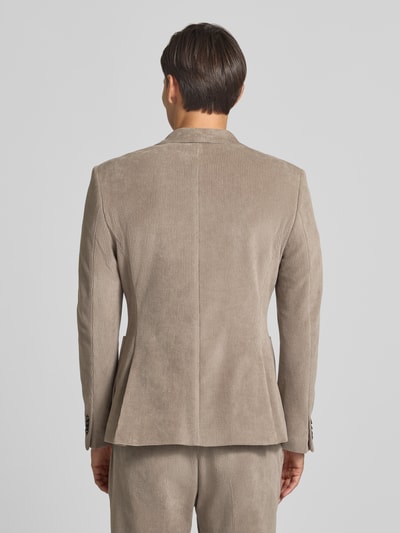 Männermodel trägt Slim Fit Sakko aus Baumwoll-Mix in Cord-Optik Modell 'Nick' von Zuitable, beige, feine Rippenstruktur, Ganzkörperansicht Rückansicht. Schulterbreite 45 cm, Rückenlänge 72 cm, Ärmellänge 67 cm, Reverskragen, Brust- und Aufgesetzte Taschen, 2-Knopfleiste.