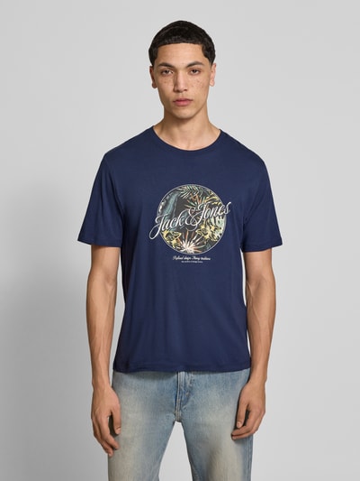 Männermodel trägt Herren T-Shirt mit Print aus Reine Baumwolle, Regular-Fit, Modell 'HONOLULU' von Jack & Jones, Rundhalsausschnitt, Dunkelblau, Rückenlänge bei Größe M: 68 cm, Ganzkörperansicht von vorne.
