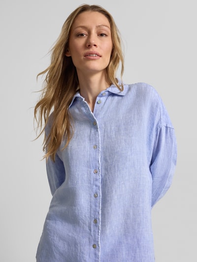 Vrouwenmodel draagt Regular Fit Hemdbluse aus reinen Leinen van Christian Berg Woman, lichtblauw, met overhemdkraag, knoopsluiting, met franjes, zuiver linnen, regular fit, met lange mouwen, ruglengte maat 36: 72 cm, mouwlengte maat 36: 55 cm, detailopname bovenlichaam.