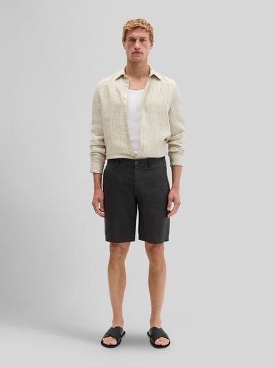 Männermodel trägt Regular Fit Shorts aus reinem Leinen Modell 'RESO JOGGER' von Marc O'Polo, Optik: Unifarben, Europaproduktion, seitliche Eingrifftaschen, Paspeltaschen, Knopf und verdeckter Reißverschluss, Material: Leinen, Ganzkörperansicht von vorne.