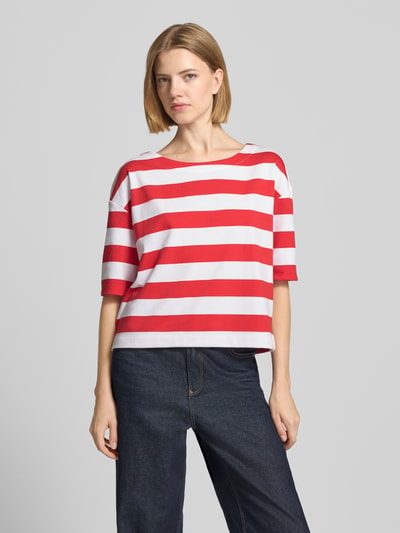 Frauenmodel trägt Sweatshirt mit 1/2-Arm im Allover-Look von monari im rot-weißen Streifenmuster, Baumwoll-Mix, Ganzkörperansicht von vorne.