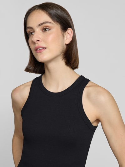 Frauenmodel trägt Slim Fit Tank Top aus Baumwoll-Mix Modell 'KANITAA' von Armedangels in Optik: Unifarben, Feinripp Textur, Nahaufnahme Oberkörper.