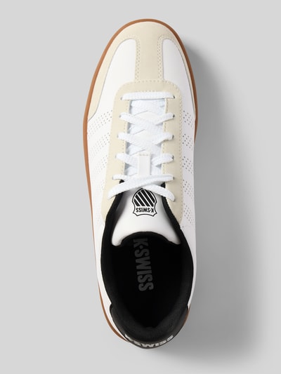 Produktfoto, Sneaker mit Label-Print Modell 'COURT' von K-Swiss in Weiß mit Lochmuster, strukturierter Sohle und Schnürverschluss, abgerundete Form, Gumsohle, sichtbares Branding, Kontext: Herren Sneaker, Absatzhöhe 3 cm, Schafthöhe 7 cm, Schaftweite 10 cm.