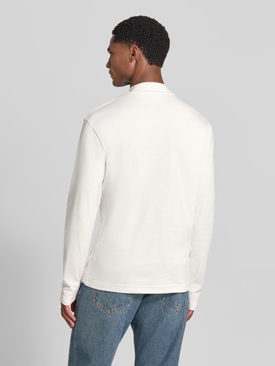 Männermodel trägt Longsleeve mit Stehkragen Modell 'MORITZO' von DRYKORN in Weiß, gerader Schnitt, Rückenansicht, Ganzkörperansicht.