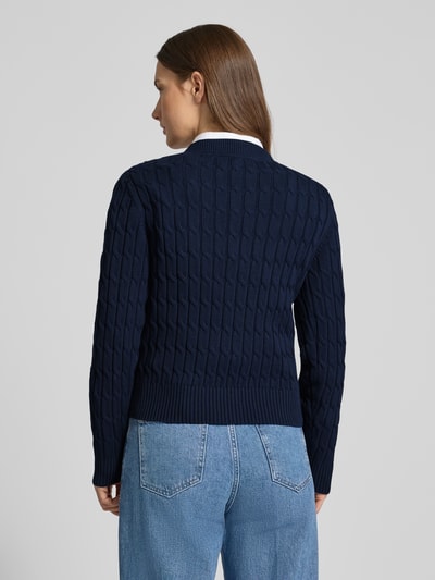 Frauenmodel trägt Slim Fit Strickpullover aus reiner Baumwolle von Tommy Hilfiger, dunkelblau, gestrickt, unifarben, gerippt, Ganzkörperansicht Rückansicht