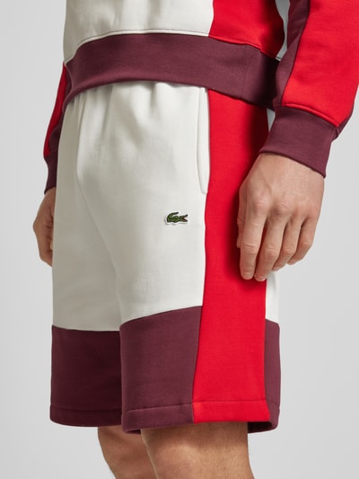 Lacoste Szorty z dzianiny dresowej o kroju regular fit w stylu Colour Blocking Biały 3